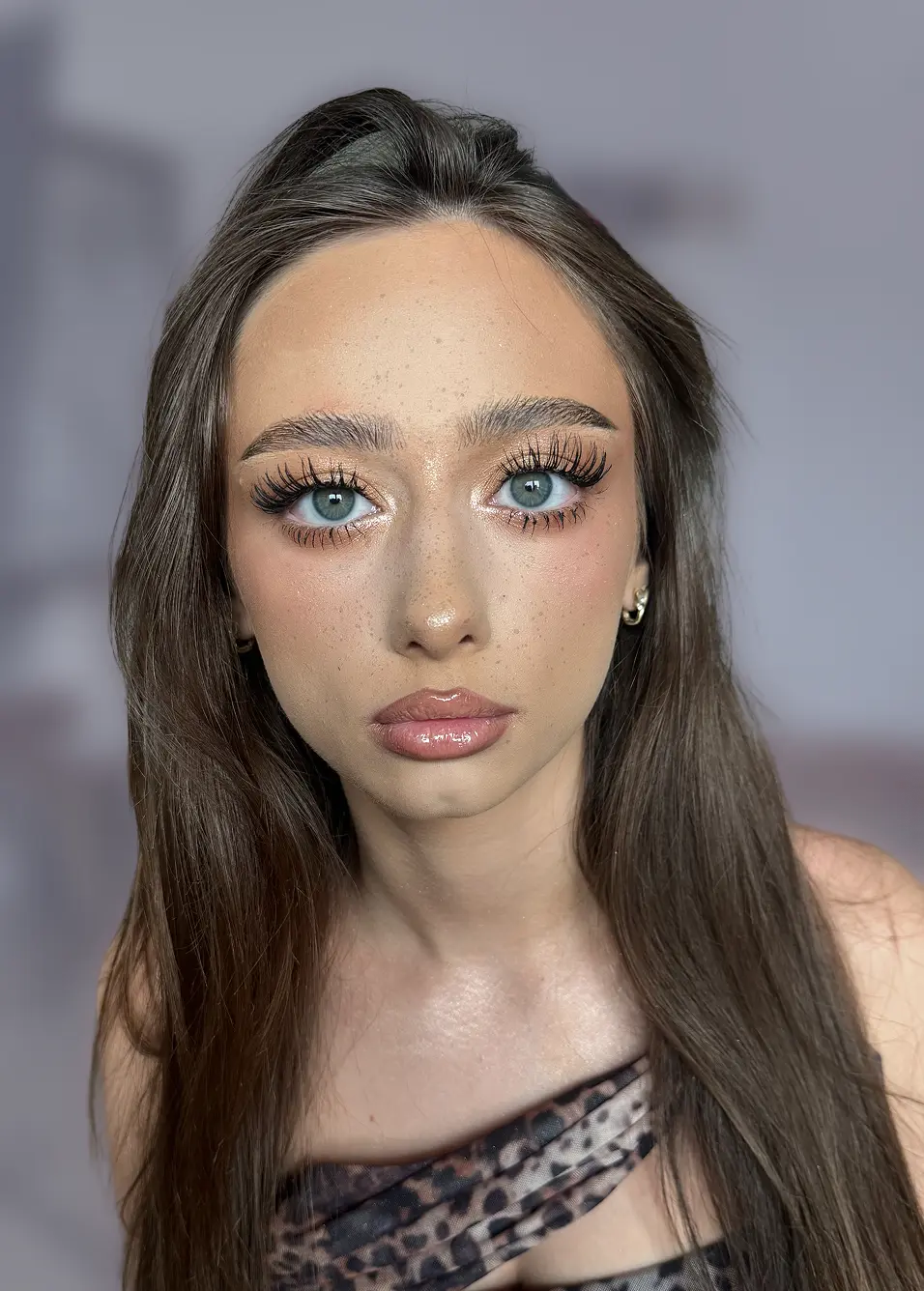 Model machiat profesional de makeup artist, parte din portofoliul de lucrări artistice